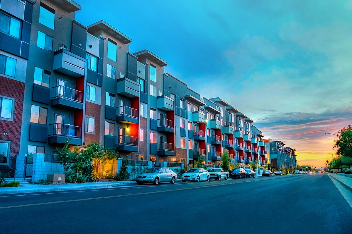 A row of several condos on a city street that contain multiple homes.